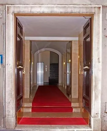 Town House Fontana Di Trevi Bed & Breakfast 3*