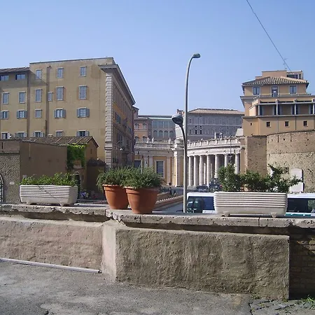 Al Colonnato Di San Pietro Řím