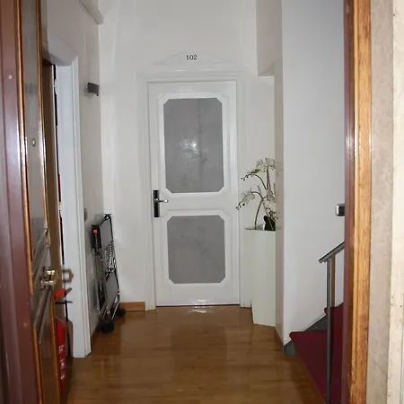 Town House Fontana Di Trevi Bed & Breakfast Rome