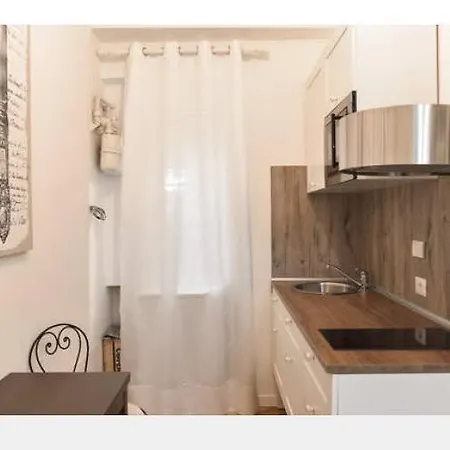 Roxy's In Apartment *