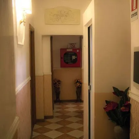 Hollywood Отель 2*