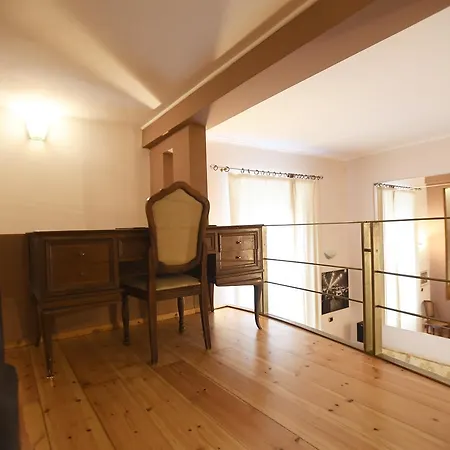 Lo Apartment *