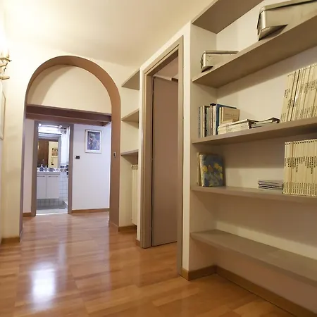 Lo Apartment *