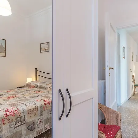 Apartment Red & White Vatican Rome