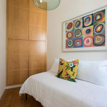 Six-bedroom On Lungotevere Degli Altoviti Apt 19 *