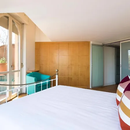 Six-bedroom On Lungotevere Degli Altoviti Apt 19 *