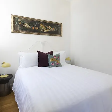 Six-bedroom On Lungotevere Degli Altoviti Apt 19 Rome