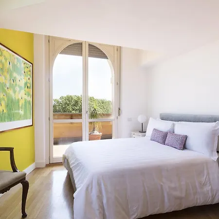 Six-bedroom On Lungotevere Degli Altoviti Apt 19 Rome