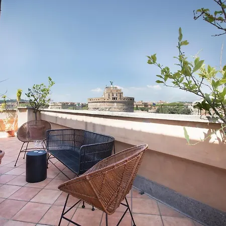 Six-bedroom On Lungotevere Degli Altoviti Apt 19 Rome