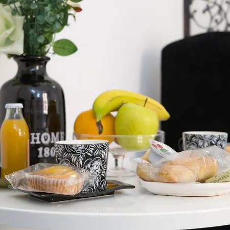 La Finestra Di Fronte Bed & Breakfast *