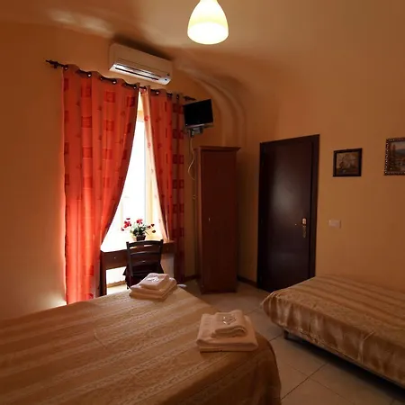 Hollywood Hotel 2*