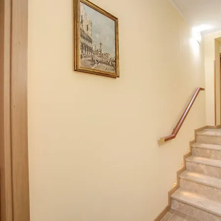 Floor Navona 2*