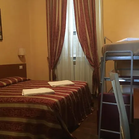 Hotel Divine 2*