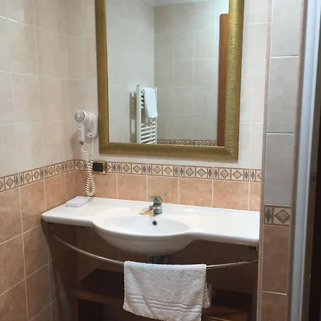 Hotel Divine 2*