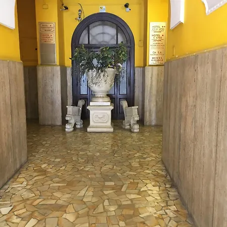 Hotel Divine 2*