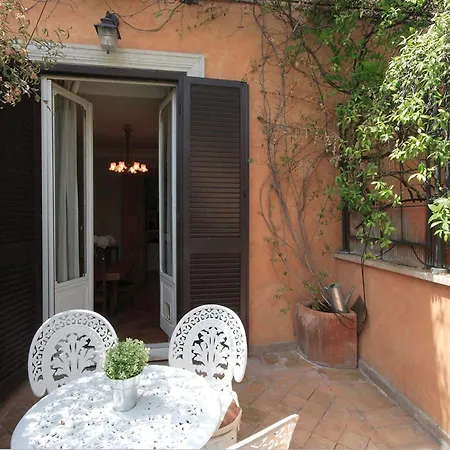 Apartment Frattina Rome
