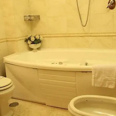 Luxury H 2000 לינה וארוחת בוקר
