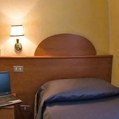 Laura Hotel