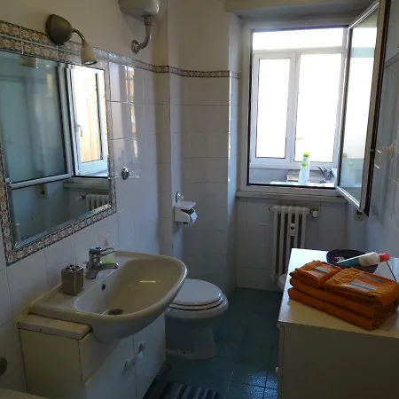 Apartment Casa Valeria Metro B1 *