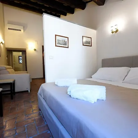 - Campo De' Fiori Apartment