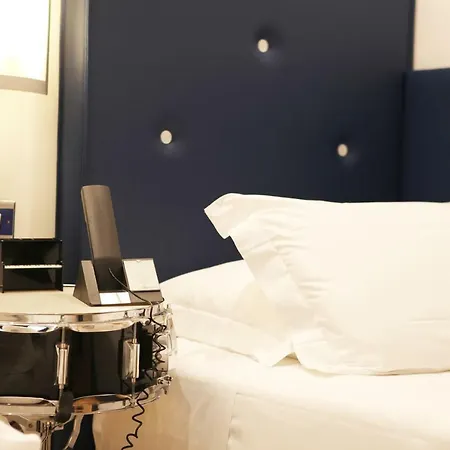 Franklin Feel The Sound Hotel
