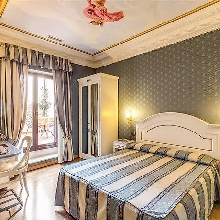 La Lumiere Di Piazza Di Spagna 3*